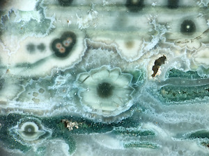 Figure 5 (Right): Specimens showing large spherulites of coarsely crystalline quartz and a very small nucleus. The interspersed outline forms with irregular geometries are cross-sections of such coarse quartz crystals. Similar to Lieber's Fig. 5 (Right). This specimen shown here is also from an early collection (ORCA), and is a somewhat rare variety. Picture length: ~45mm.