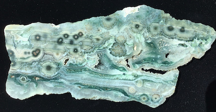 Figure 5 (Right): Specimens showing large spherulites of coarsely crystalline quartz and a very small nucleus. The interspersed outline forms with irregular geometries are cross-sections of such coarse quartz crystals. Similar to Lieber's Fig. 5 (Right). This specimen shown here is also from an early collection (ORCA), and is a somewhat rare variety. Specimen length: ~16cm.