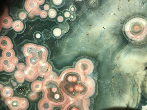 Close-up from 'Lady Janus' slab specimen. Note again the ubiquity of iron oxide/hydroxide precipitate particulates, which make up the reddish colors in this specimen.